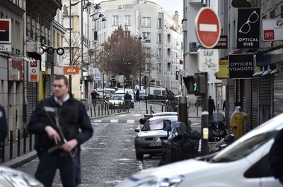 パリ警察襲撃の男、ISに忠誠誓う シリア介入への報復と主張