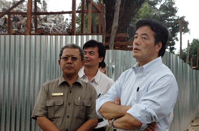 岡田外相、スマトラ沖地震の被災地を視察