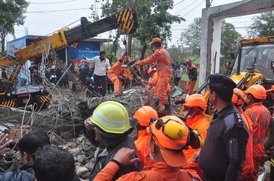 豪雨で火葬場の屋根崩落、20人死亡 インド