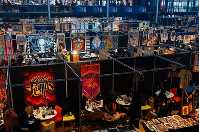 【今日の1枚】タトゥーアーティストが一堂に、仏パリでタトゥーの祭典