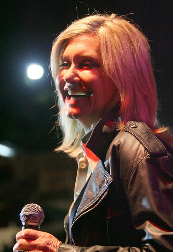 歌手オリビア・ニュートン・ジョン、LAのゲイ・プライド・パレードに登場