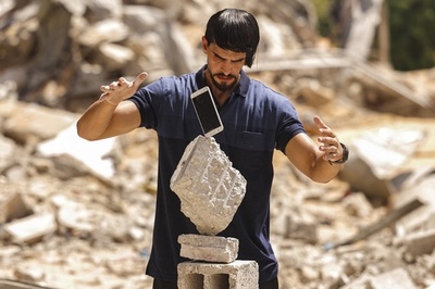 がれきで披露「バランスの芸術」 ガザのアーティスト