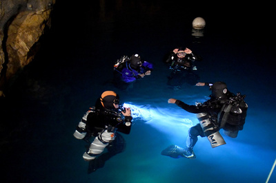 欧州古都で洞窟潜水、ダイバーらの注目の的 ハンガリー・ブダペスト