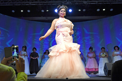 ぽっちゃりモデルが華麗に七変化、プラスサイズファッションショー　東京