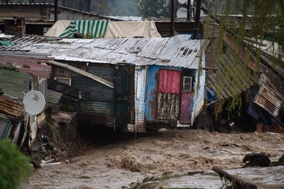8人感電死、豪雨に見舞われた南ア・ケープタウン