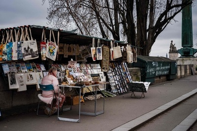 マクロン大統領、セーヌ川沿いの古書店立ち退きを断念 パリ五輪