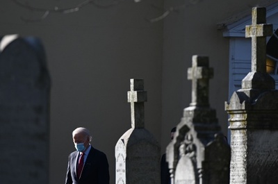 トランプタワーとバイデン市営プール 対照的スタイル