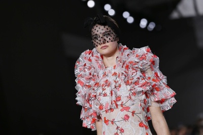 モノトーンに花飾りとレースを添えて、「ジャンバティスタ・ヴァリ」15年春夏オートクチュール