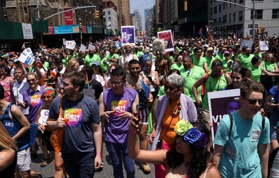 ニューヨークなどで恒例の「ゲイ・プライド」パレード開催