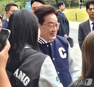 韓国・李在明大統領、大学ジャンパー姿で母校訪問…学生から就職支援やAI政策求める声