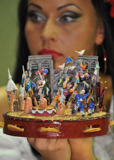 つめはどこに？個性的なネイルアートを披露 ロシア