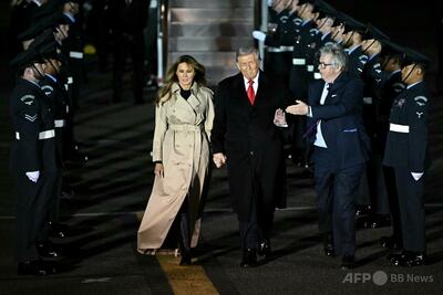 トランプ氏、英国到着 エプスタイン元被告の映像投影する抗議デモも