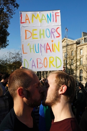 同性婚法を支持するデモ、キスでアンチに対抗 仏パリ