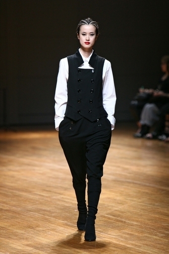 リミ フゥ、都内で09/10年秋冬コレクションを披露