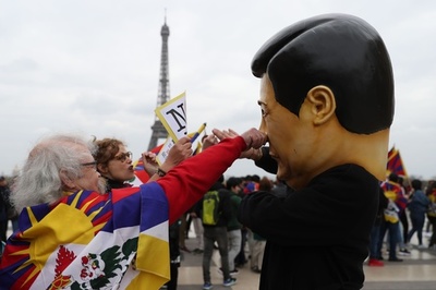 パリで中国主席の訪問に抗議デモ、在仏チベット人やウイグル人ら