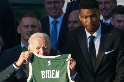 王者バックスがバイデン大統領を表敬訪問、NBAでは5年ぶり