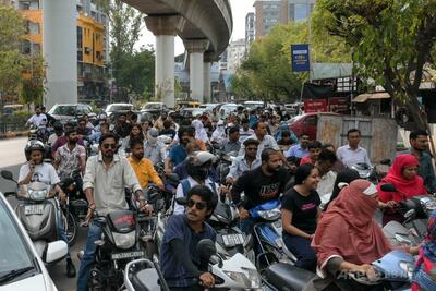 インドで燃料のパニック買い 「満タン拒否」に不満の声も