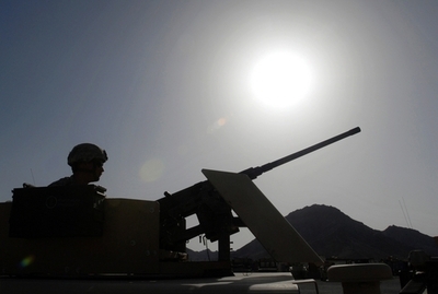 アフガニスタン南西部で自爆攻撃、16人死亡　実行犯は女性の伝統衣装姿