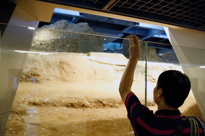 遺跡にもコインを投げて願掛け？　杭州