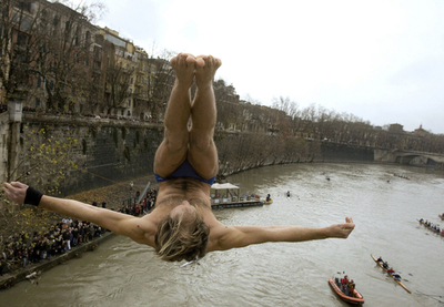 新年恒例、テベレ川の飛び込み大会