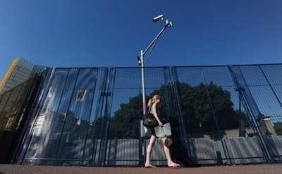 学校内に防犯カメラ4万7000台、生徒のプライバシーに懸念 英国