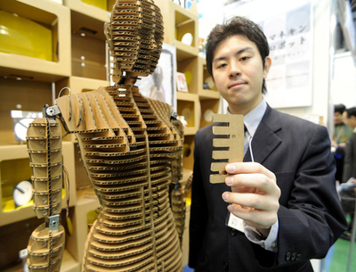 「世界一弱い」目指したダンボールロボ、国際次世代ロボットフェア