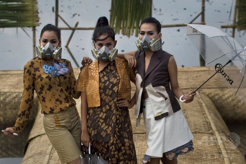 ファッションショーにガスマスク、環境破壊を告発 インドネシア