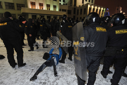 ベラルーシ大統領選 ルカシェンコ氏4選確実 数万人が抗議デモ 写真5枚 ファッション ニュースならmode Press Powered By Afpbb News