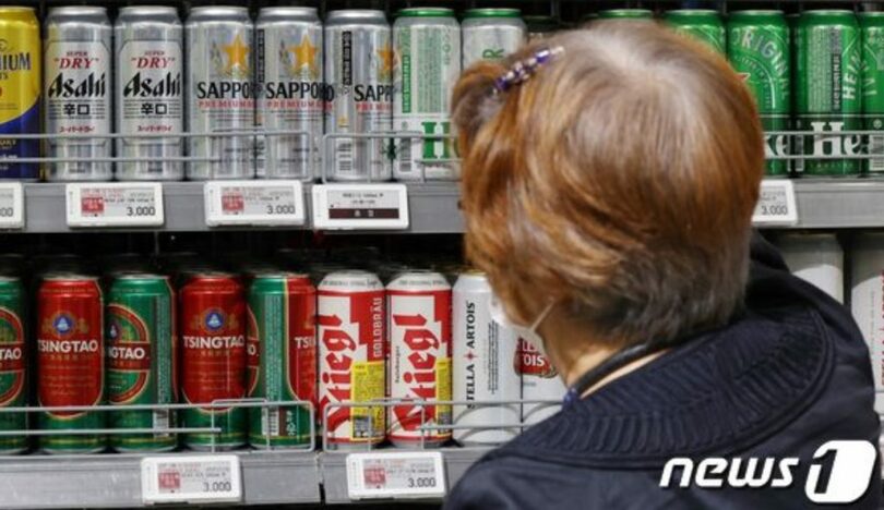 ソウル市内の大型マートでビールを買う消費者(c)news1