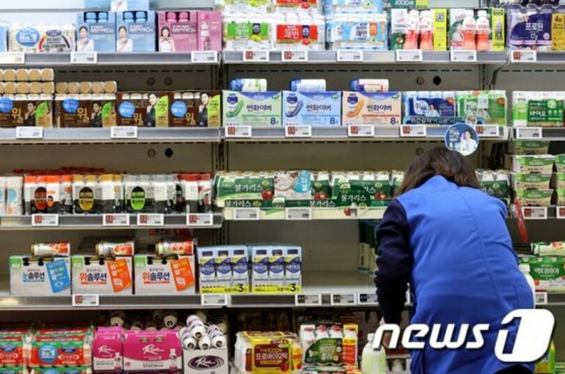 ソウルのある大型マートで発酵乳製品の売り場を見る顧客(c)news1
