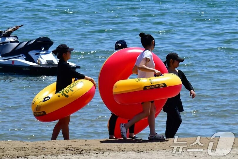猛暑特報が出された慶尚北道浦項市の迎日台海水浴場を歩く行楽客＝2026年8月2日(c)news1