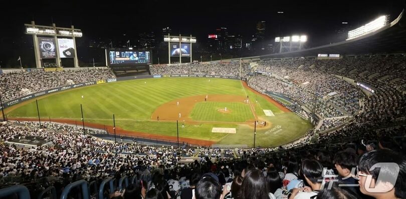 蚕室球場で今季最後のレギュラーシーズンの試合となるロッテ・ジャイアンツ対斗山ベアーズ戦を観戦する観客＝2026年10月12日、ソウル市松坡区(c)news1