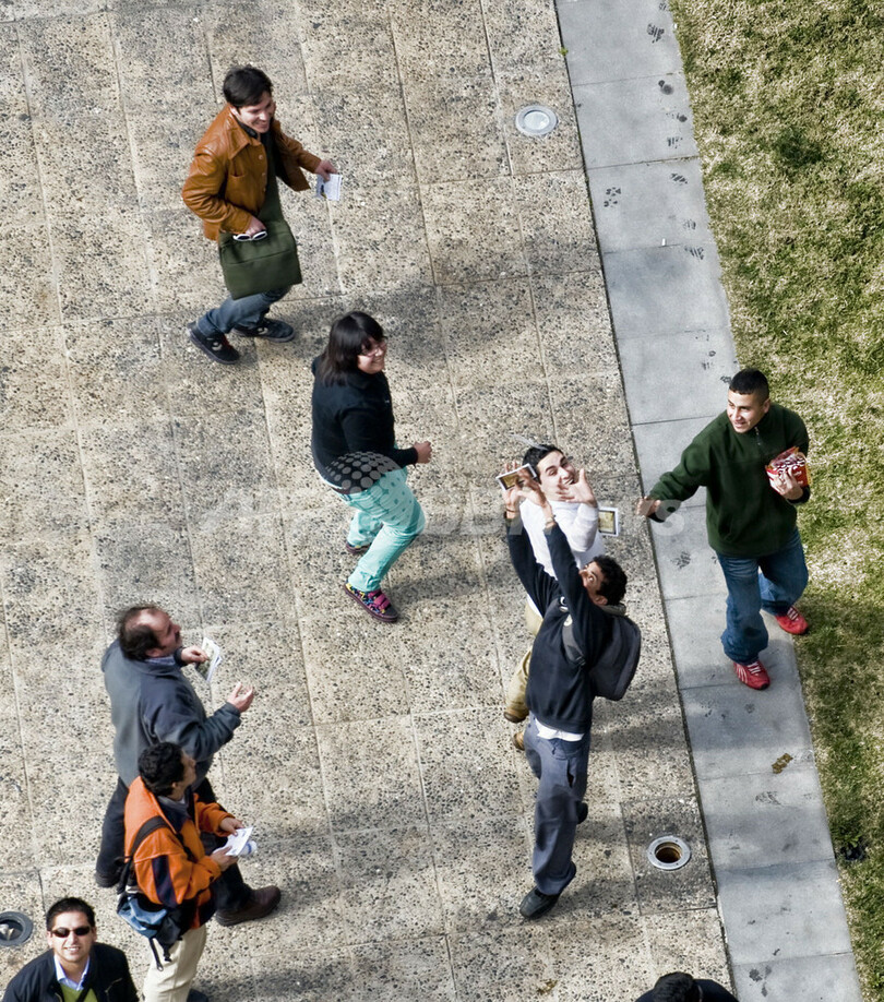 チリで「写真の日」、ポストカードが空を舞う