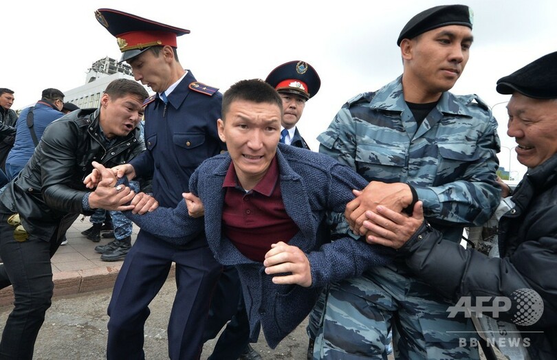 カザフ大統領選 現職トカエフ氏の圧勝確実 野党デモで約500人拘束