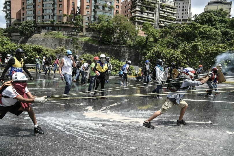 火炎瓶ならぬ「糞便瓶」投げ警察に対抗、ベネズエラ反政府デモ