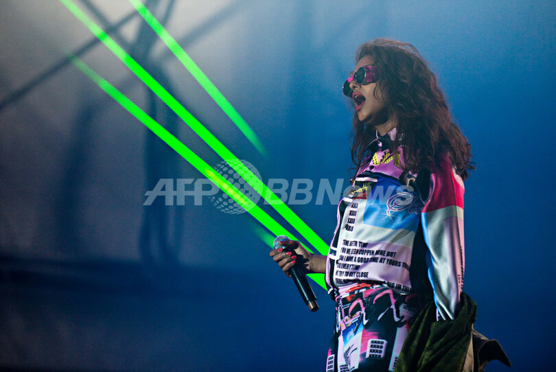 英野外フェス「ビッグ・チル」大盛況、集団ヌード撮影も