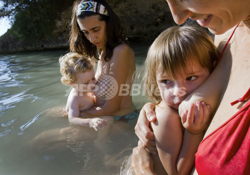 スペインのビーチで「母乳推進デー」開催