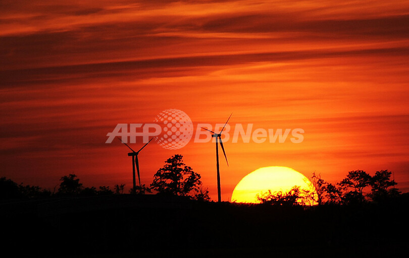 風力タービンと沈む夕日、オーストリア