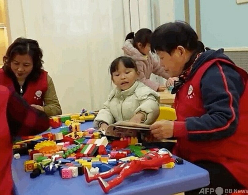 中国浙江省 働く親に代わり子どものお迎えをする「シェアおばあちゃん」