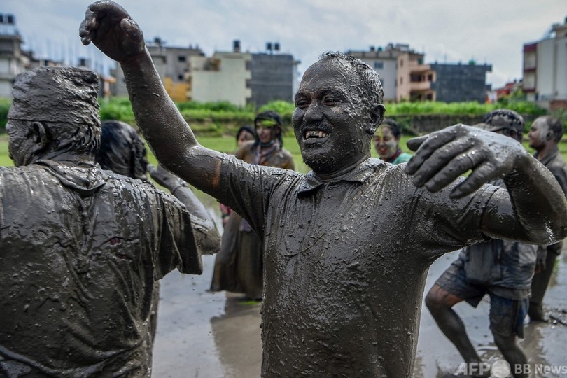 田んぼにダイブ 泥だらけで飲み祝う 田植えの日 ネパール 写真14枚 国際ニュース Afpbb News