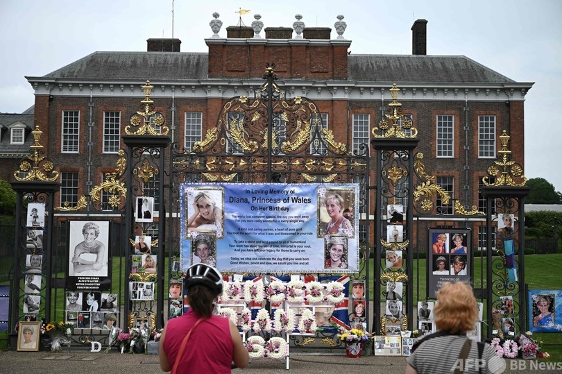 ダイアナ元妃60回目の誕生日 ケンジントン宮殿の門に写真やリース 写真9枚 国際ニュース Afpbb News