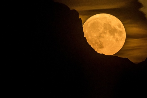 スーパームーン」各地で観測 今年最大の満月 写真17枚 国際ニュース