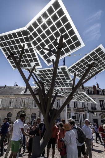 樹木型ソーラーパネル「eツリー」 仏に欧州で初設置 街角で充電も 写真10枚 国際ニュース：AFPBB News