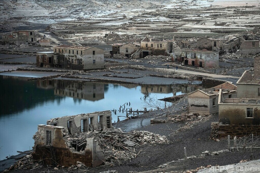 貯水池に沈んだ村、水位低下で出現 スペイン 写真24枚 国際ニュース