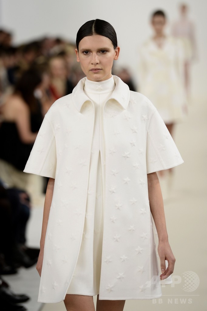 「ヴァレンティノ」、白一色のオートクチュール発表