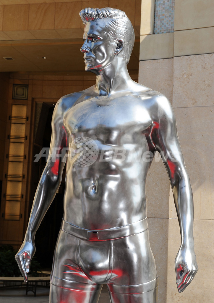 H&M×ベッカムコラボ第2弾記念、シルバーに輝くベッカム像お目見え