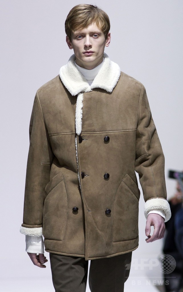 爽やかなスカーフを差し色に、「マーガレット・ハウエル」15/16年秋冬メンズ