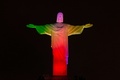 ブラジル・リオデジャネイロ（Rio de Janeiro）のコルコバード（Corcovado）の丘に立つ、カメルーンの国旗の色に染め上げられた巨大なキリスト像（Christ the Redeemer、2014年6月11日撮影）。(c)AFP/YASUYOSHI CHIBA