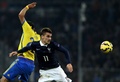 サッカー国際親善試合、フランス対スウェーデン。スウェーデンのエルカン・ゼンギン（Erkan Zengin、左）とボールを競るフランスのアントワーヌ・グリエスマン（Antoine Griezmann、2014年11月18日撮影）。(c)AFP/FRANCK FIFE