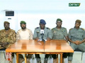 会見するマリの軍事クーデター指導者ら。国営放送局ORTM放送の映像から（2020年8月19日入手）。(c)AFP PHOTO /ORTM
